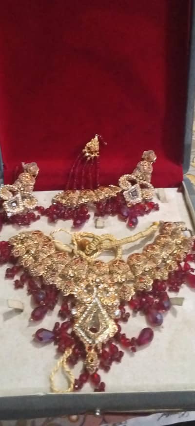 jewelry set mehroon aur golden