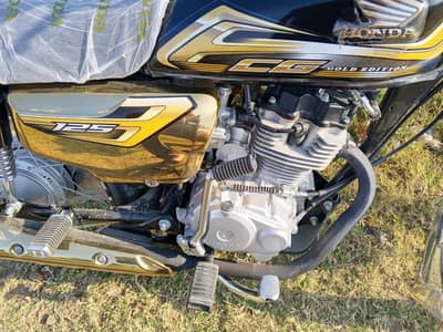 125 self start Golden edition brand new only 850 km use brand new