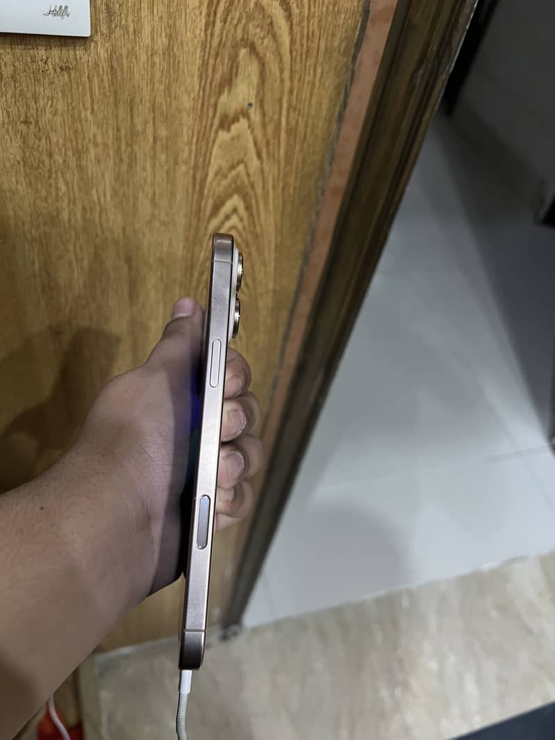 Apple iPhone 16 Pro Max 1