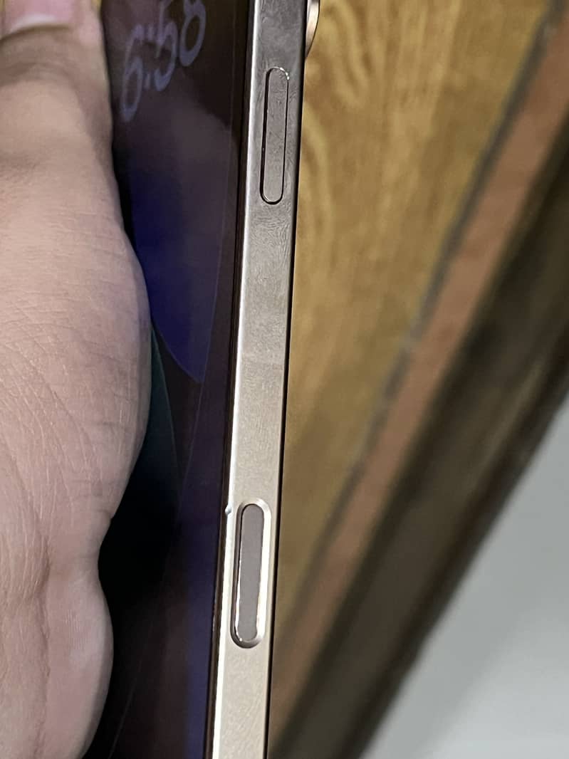 Apple iPhone 16 Pro Max 4