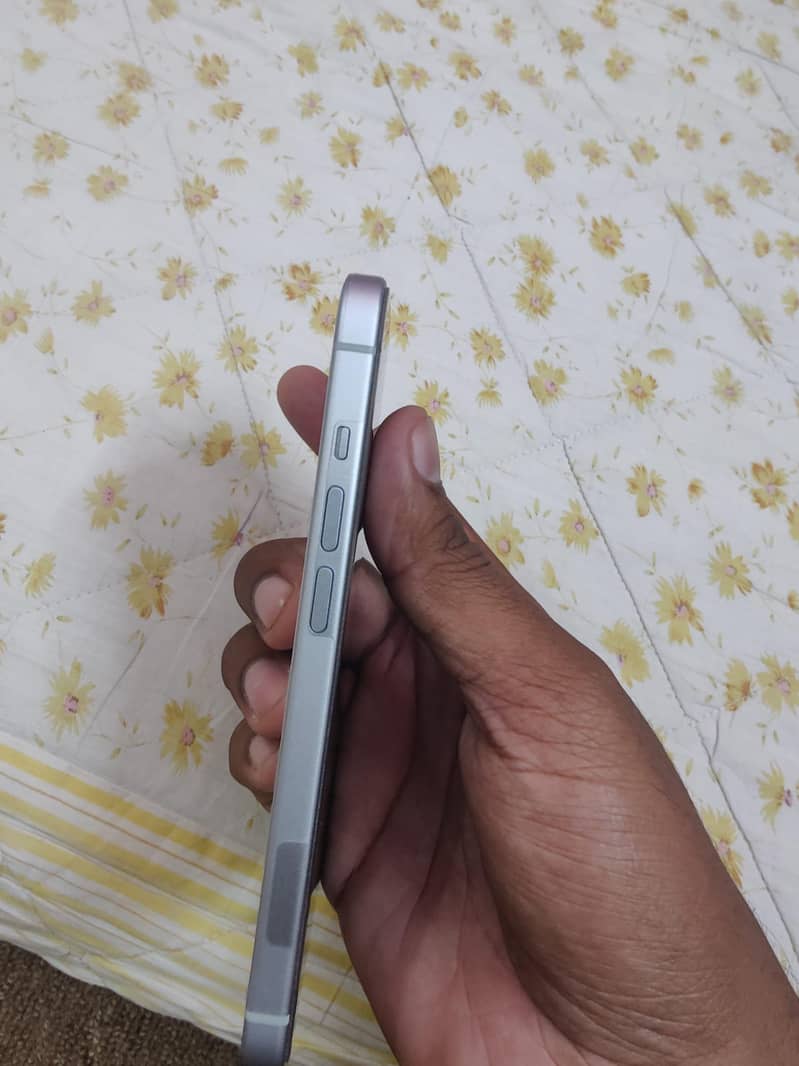 Apple iPhone 15 4