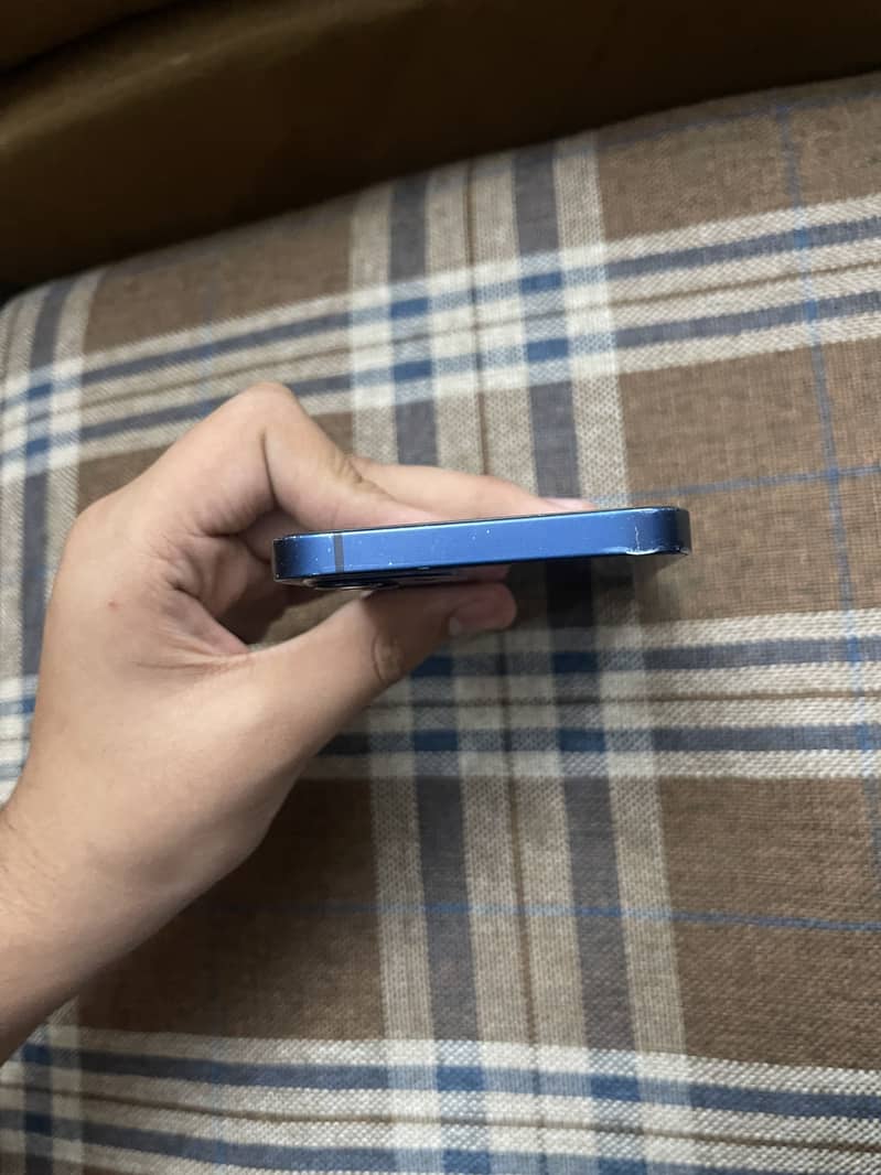 Apple iPhone 12 4