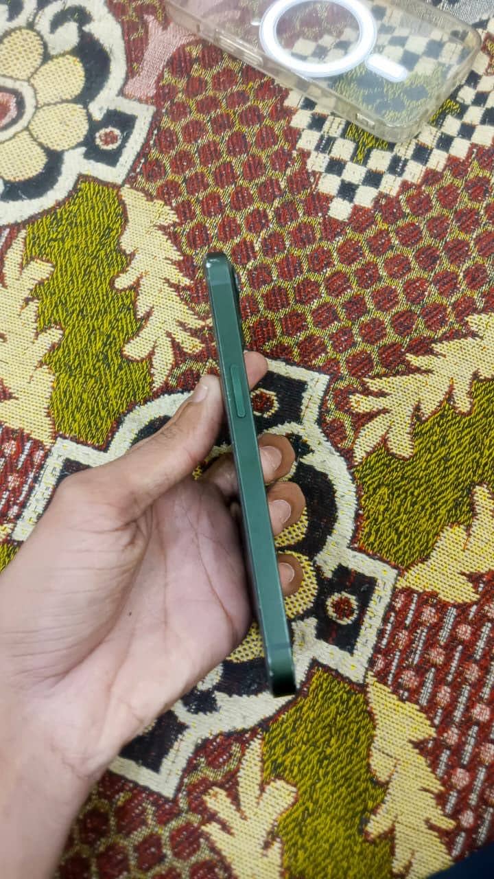 Apple iPhone 13 4