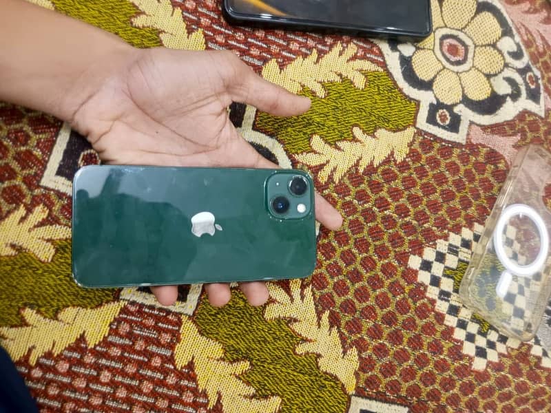 Apple iPhone 13 8