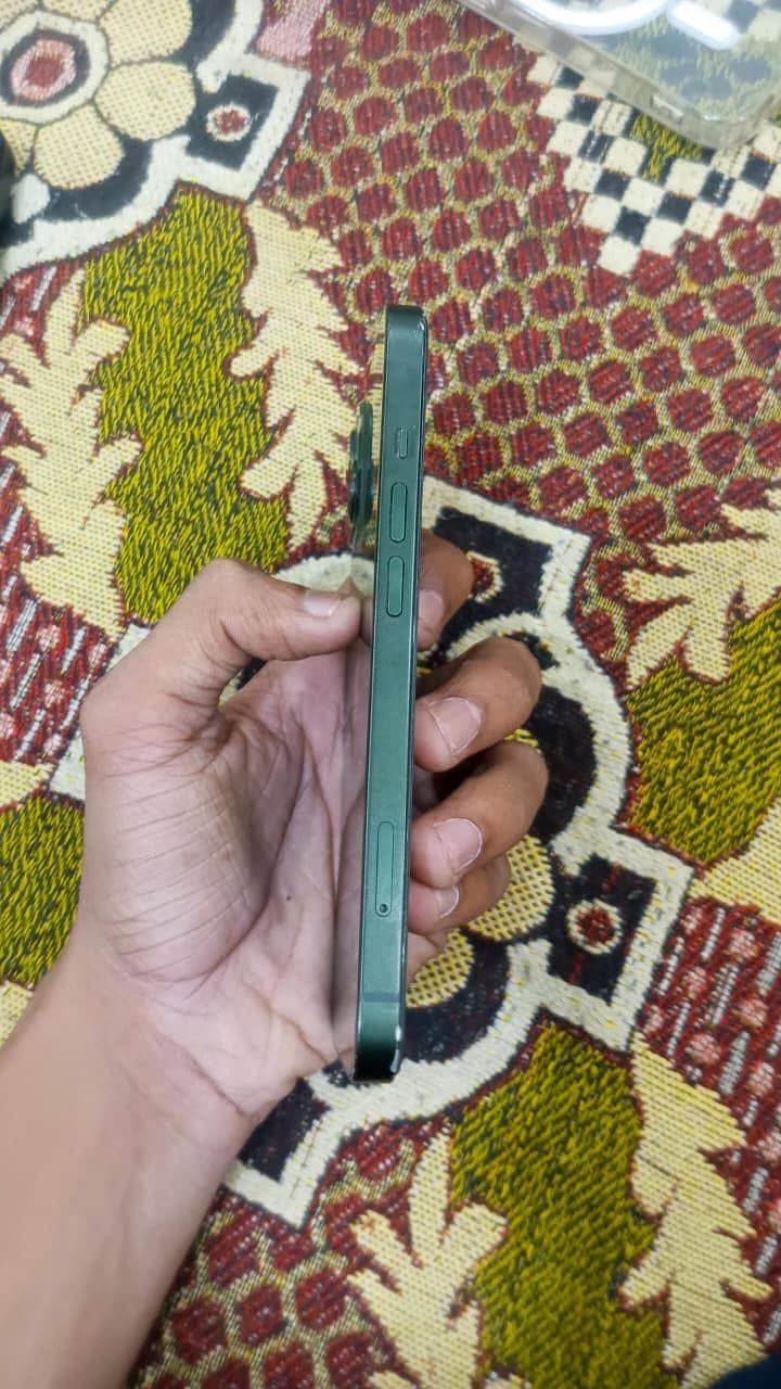 Apple iPhone 13 12