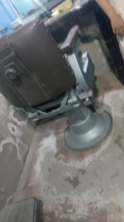 all ok hai chair baki ap pics mai dekh lo 4 chair hai