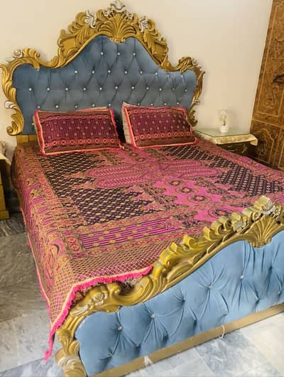 Stylish heavy bed set