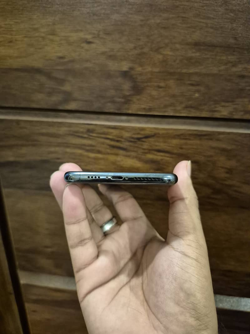 Apple iPhone 11 Pro Max 4