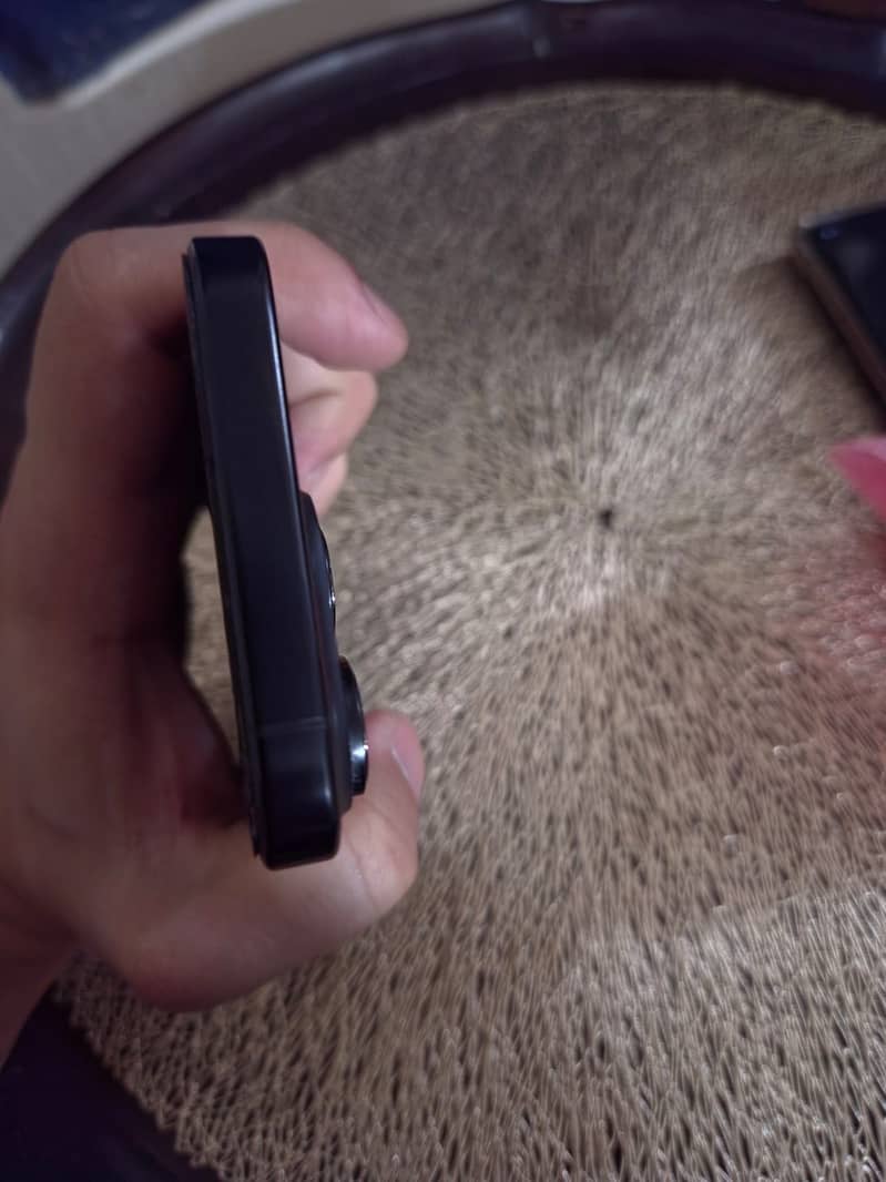 Apple iPhone 16 Pro 3