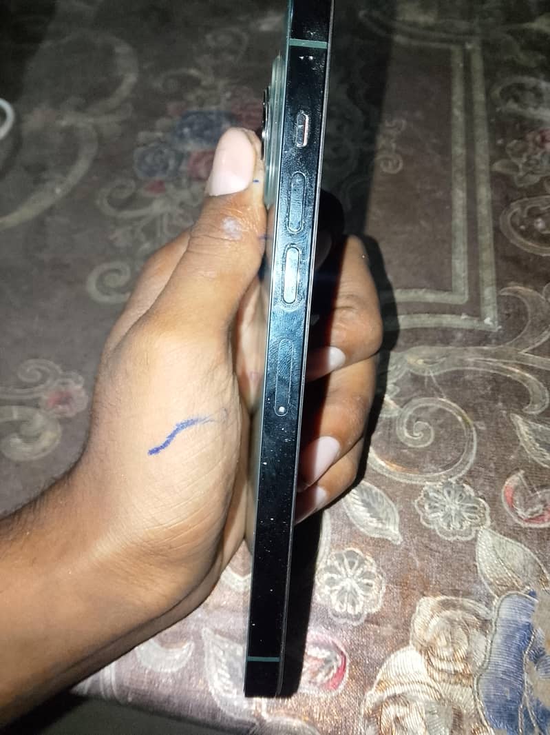 Apple iPhone 13 4