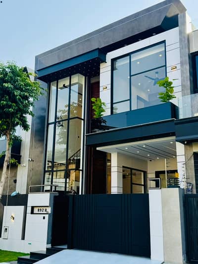 5 MARLA ELEGANT AND FULLY MAINTAINED BRAND NEW MODERN BUNGALOW NEAR TO PARK IS AVAILABLE IN THE BEST BLOCK OF DHA LAHORE.
