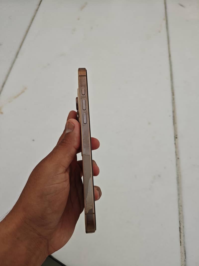 Apple iPhone 16 Pro Max 3