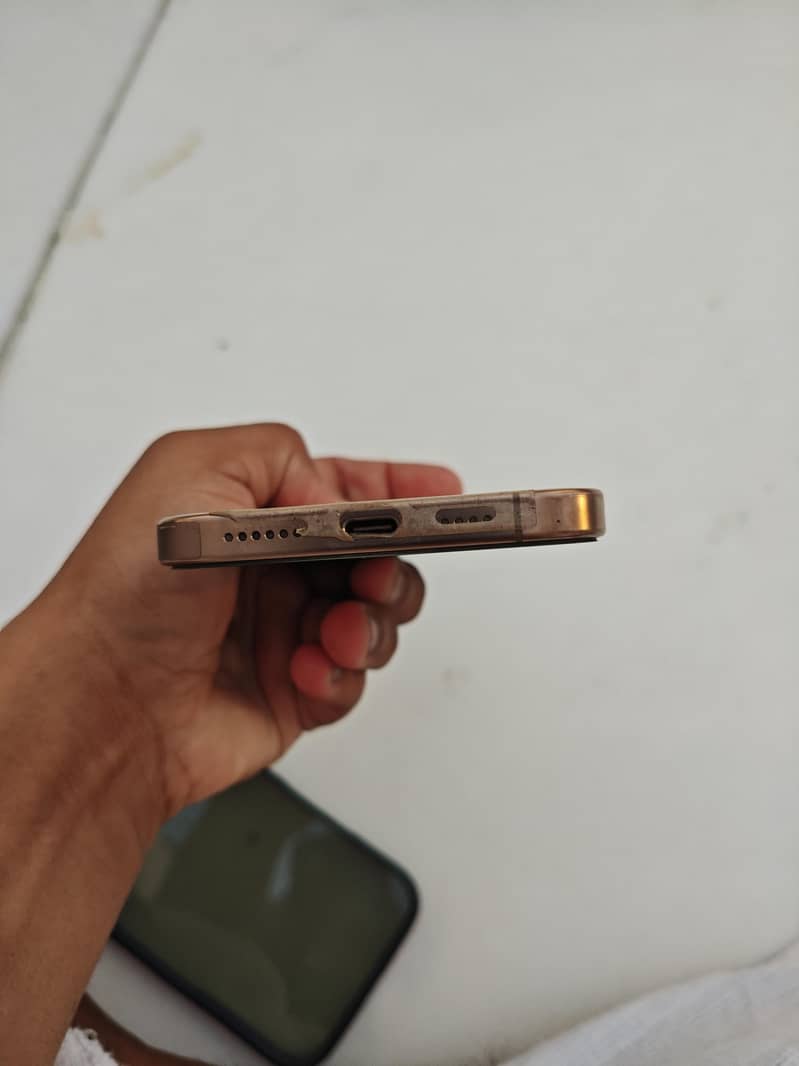 Apple iPhone 16 Pro Max 4