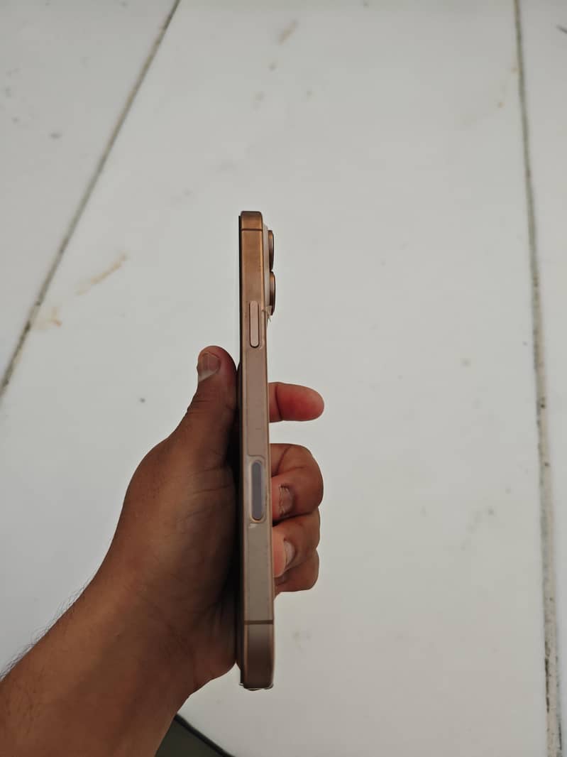 Apple iPhone 16 Pro Max 5
