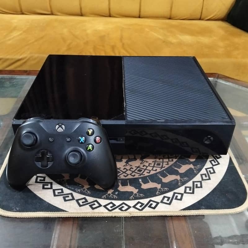 Xbox one with one wireless controller 0