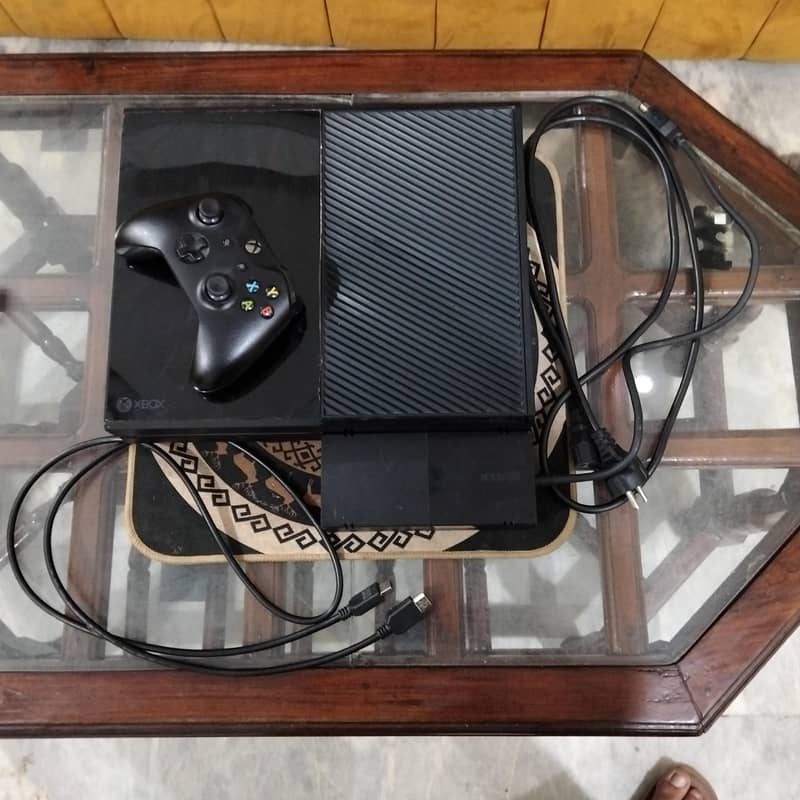 Xbox one with one wireless controller 1