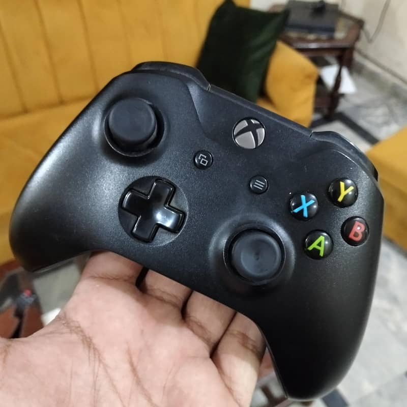 Xbox one with one wireless controller 2