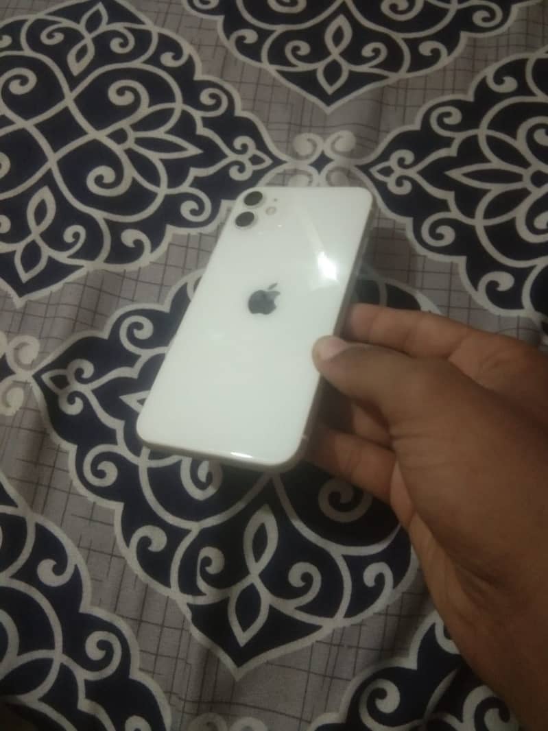 Apple iPhone 11 4