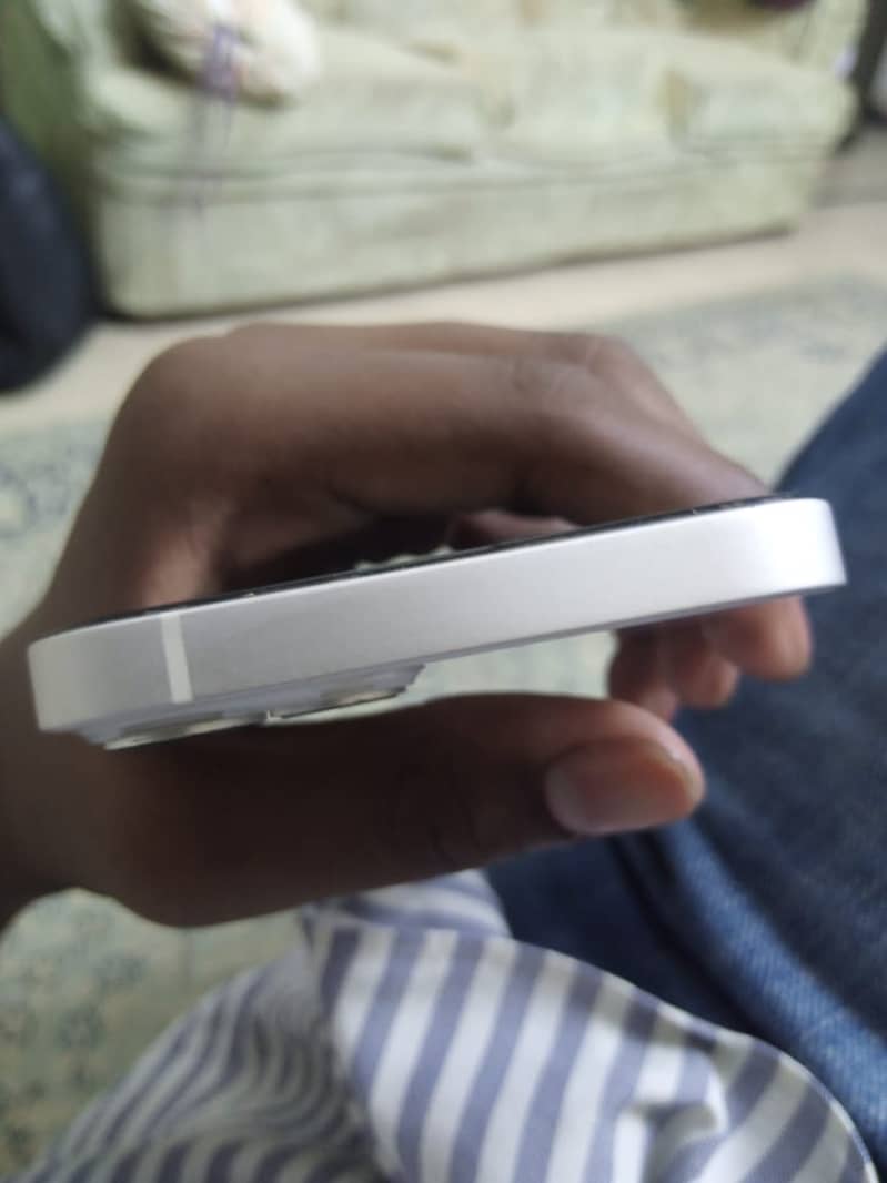 Apple iPhone 13 4