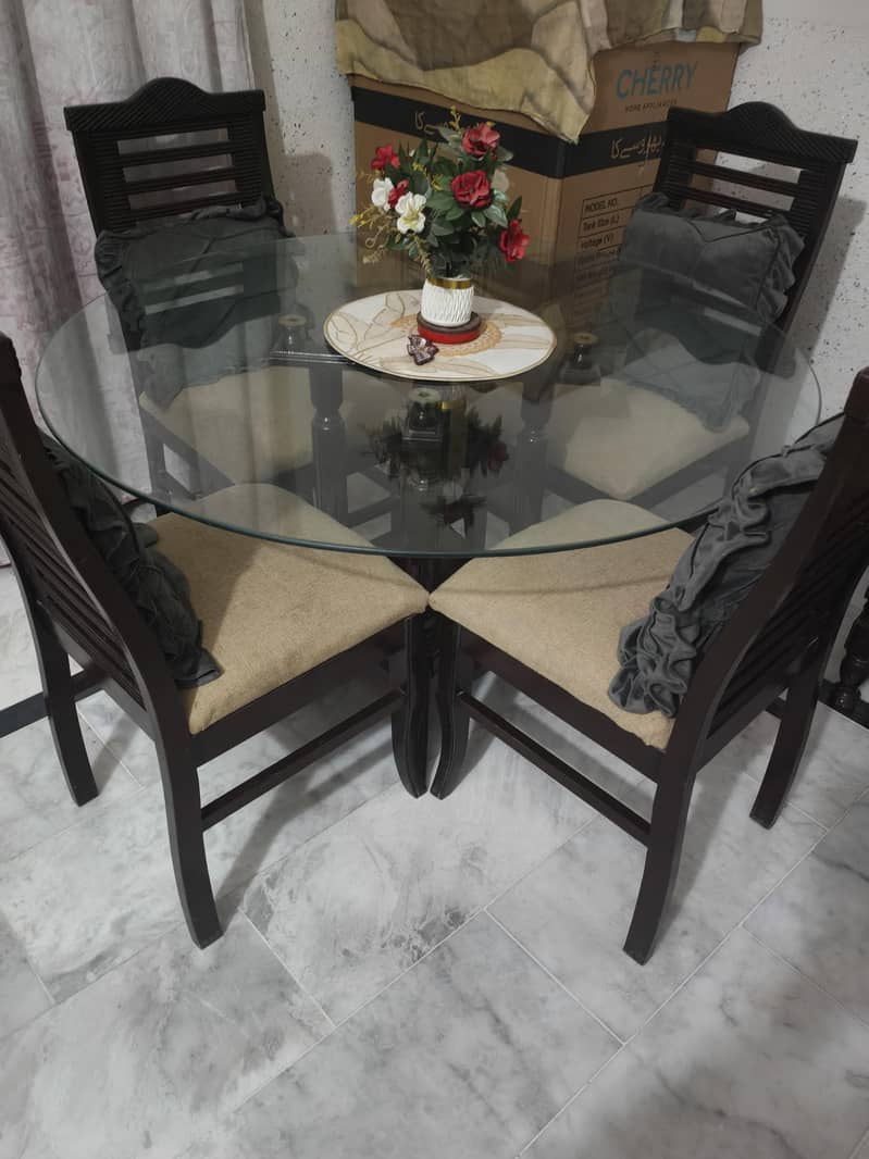 Dining table or 4 chairs 1