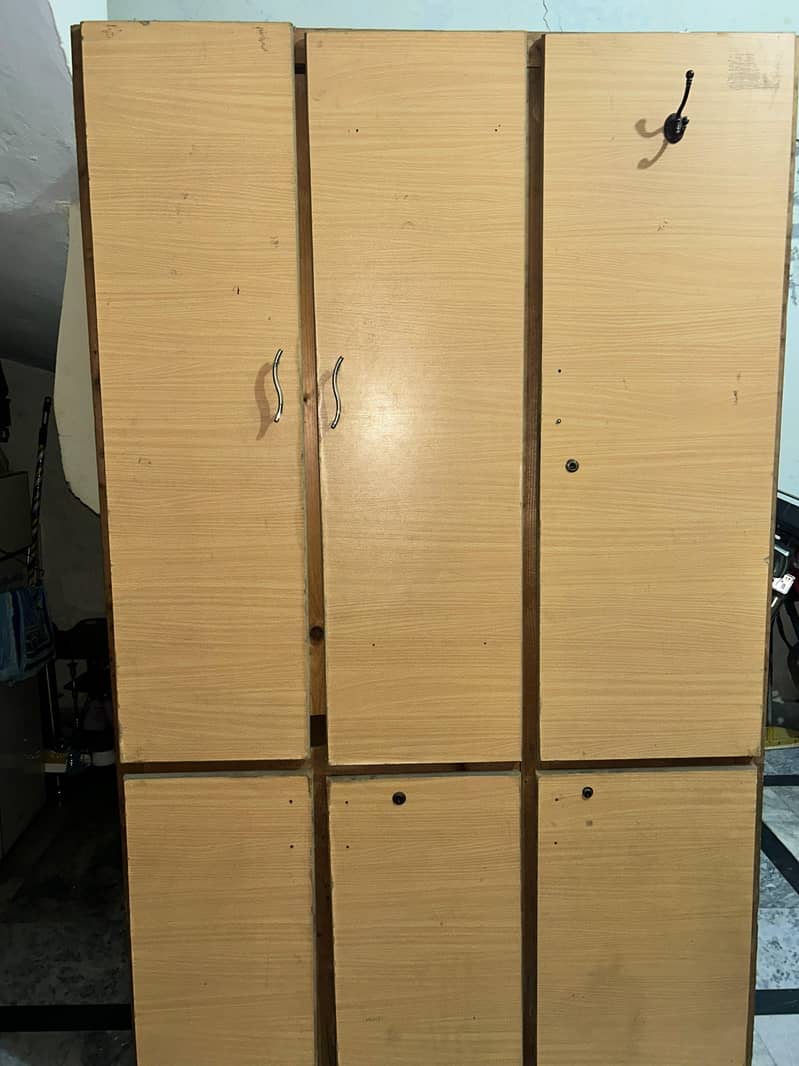 solid safe almari 0