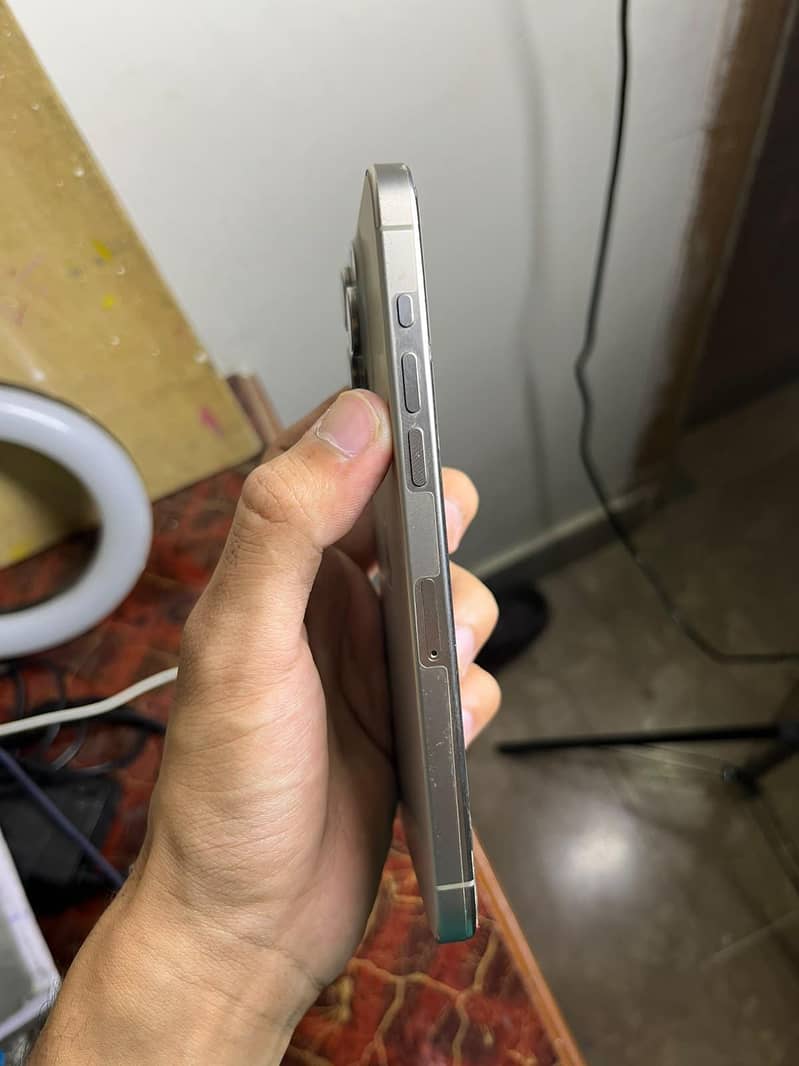 Apple iPhone 15 Pro Max 2