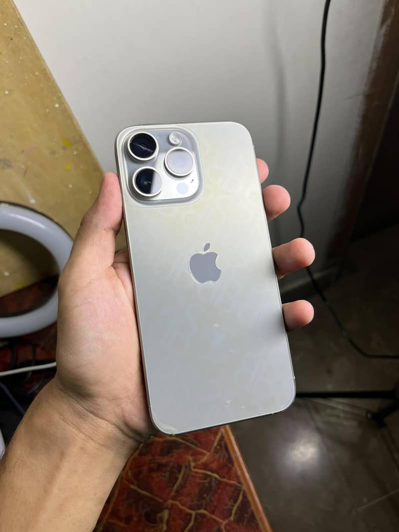 Apple iPhone 15 Pro Max 4