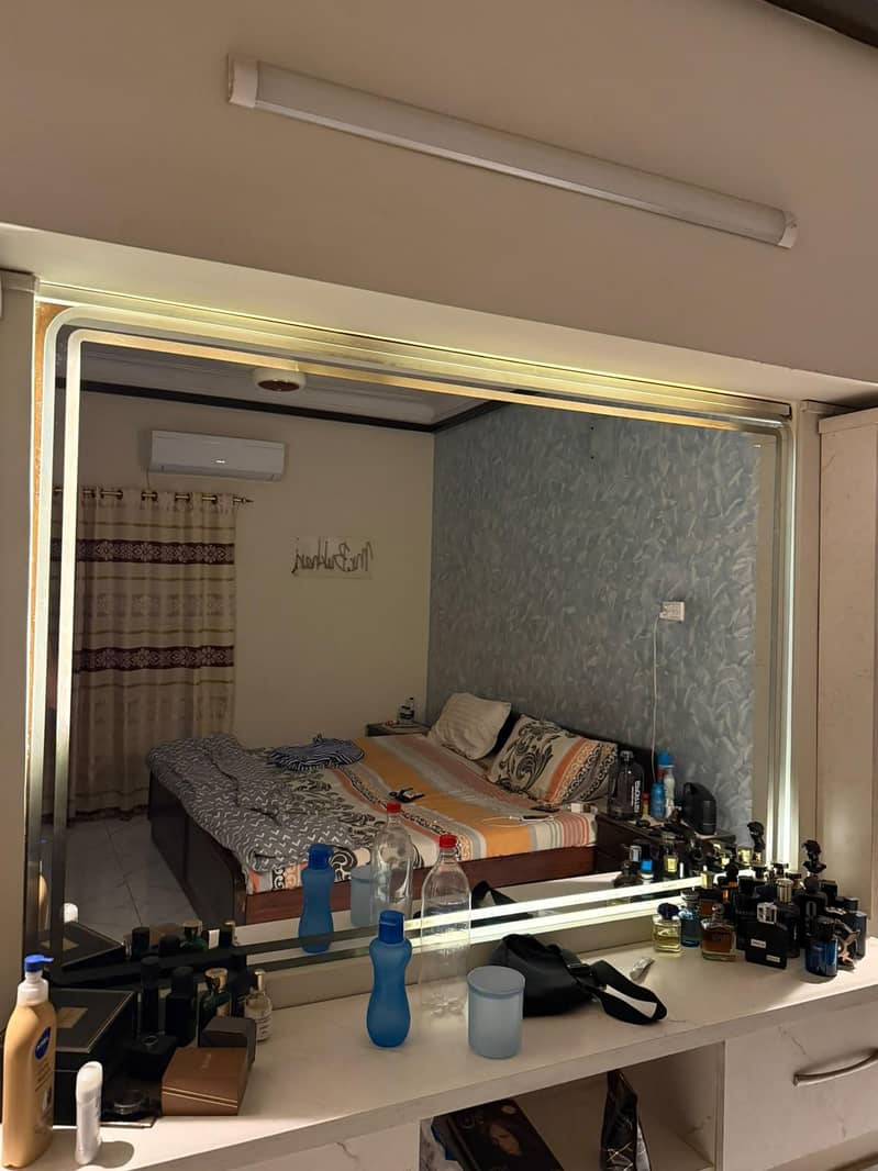 dressing table with mirror and racks 3