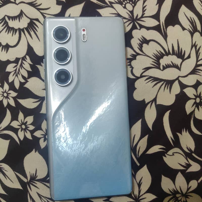 Tecno CAMON 40 Pro 1