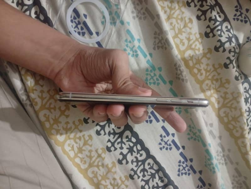Apple iPhone X 4