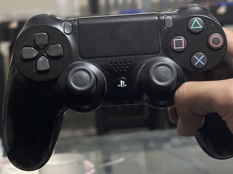 Ps4 slim 1 Tb 2 controllers 1