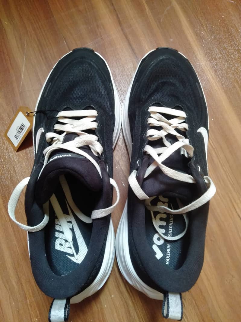Nike Vomero Plus 4