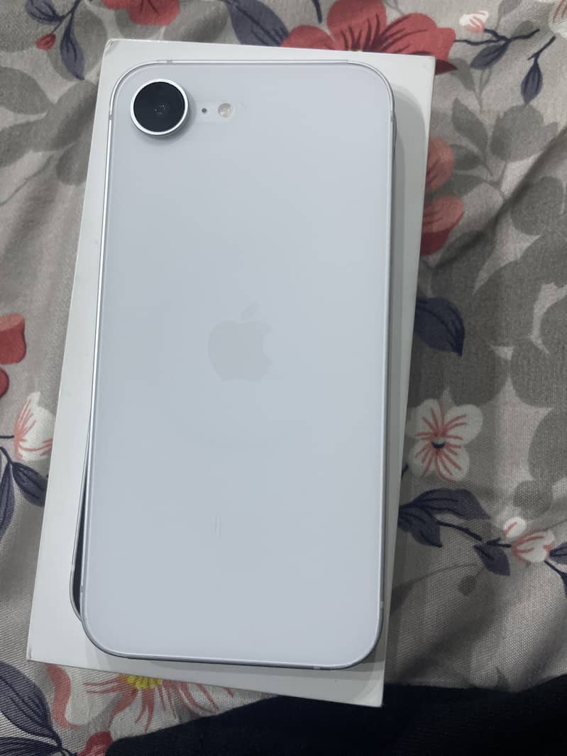 Apple iPhone 16e 2
