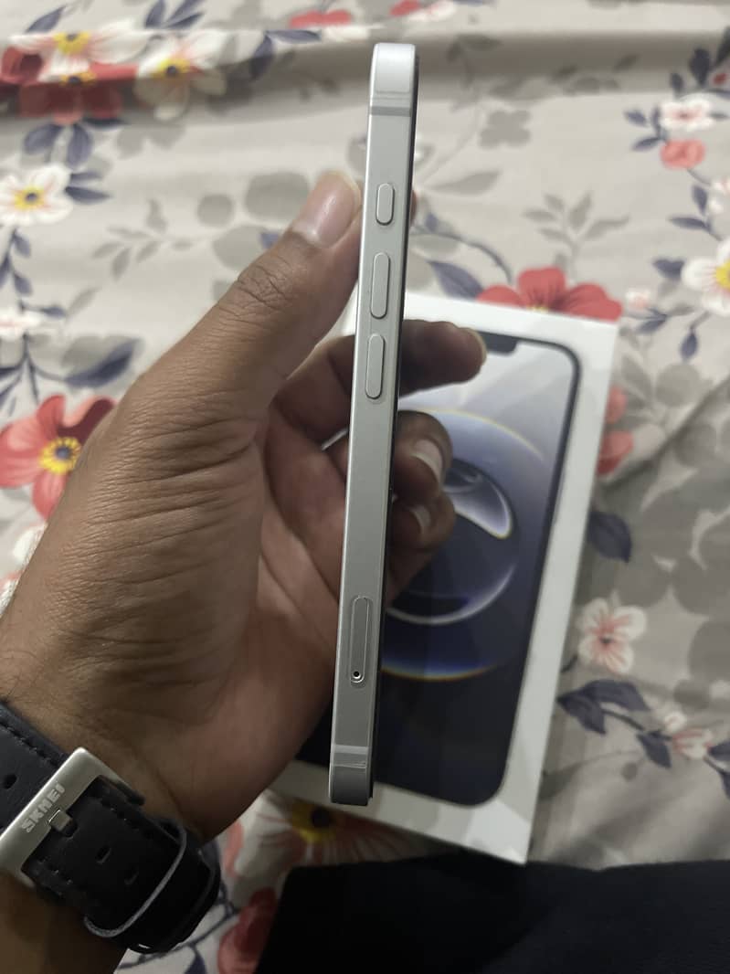 Apple iPhone 16e 3