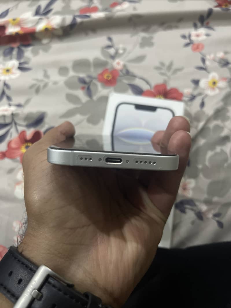 Apple iPhone 16e 4