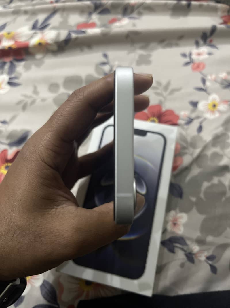 Apple iPhone 16e 5