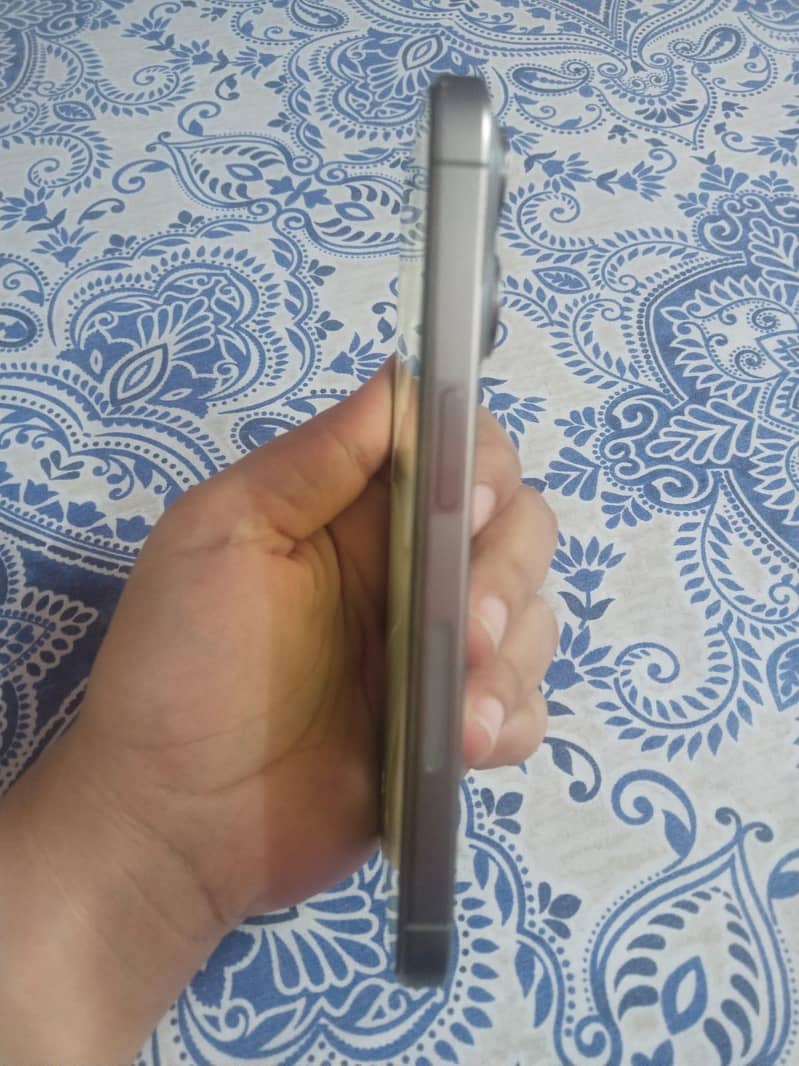 Apple iPhone 15 Pro 4