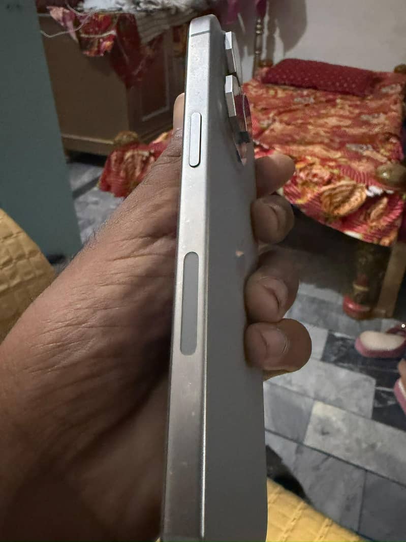 Apple iPhone 15 Pro Max 4