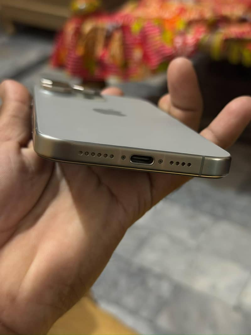 Apple iPhone 15 Pro Max 6