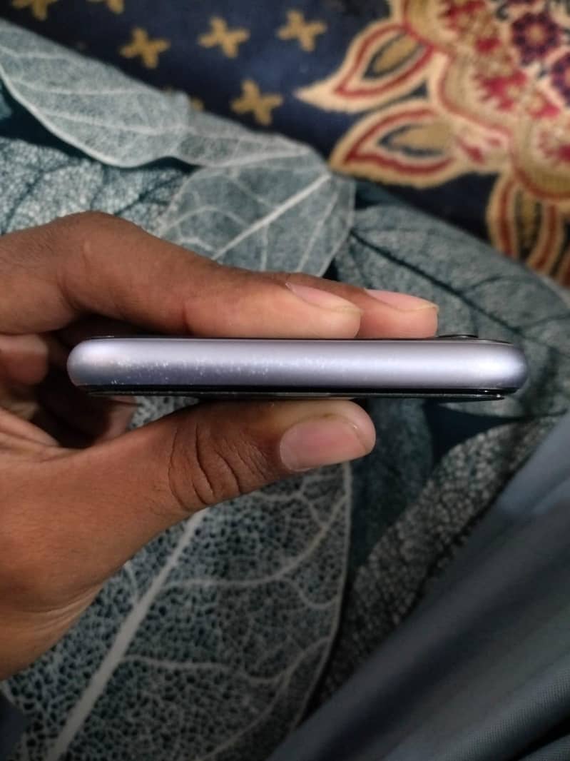 Apple iPhone 11 3