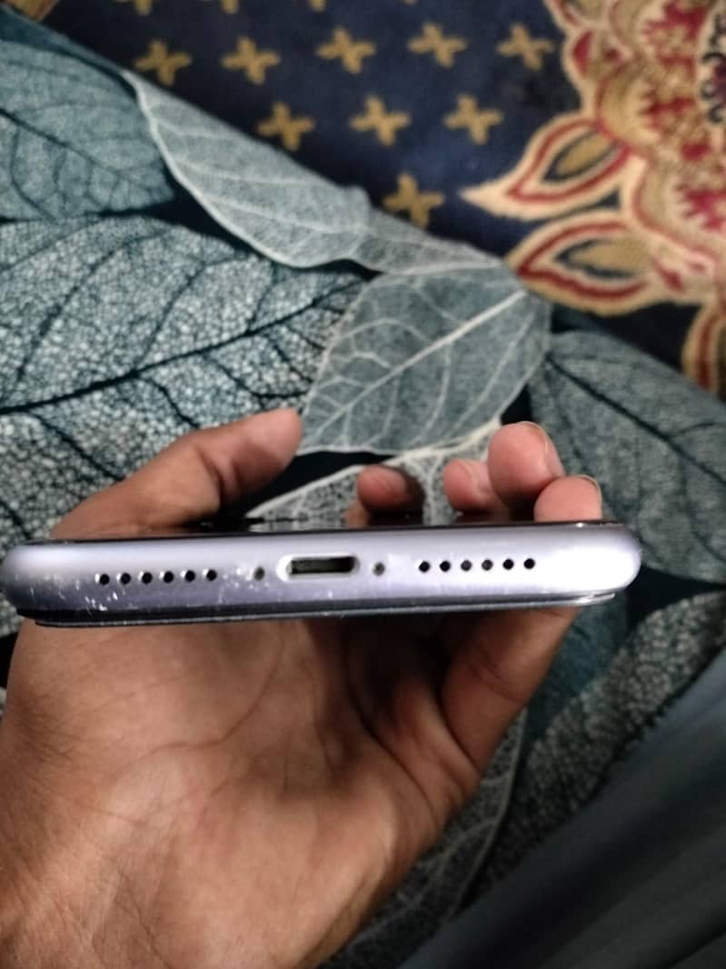 Apple iPhone 11 4
