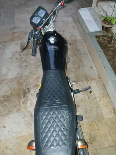 honda cg 125 black condition 10by10 ha just lo aur chalao