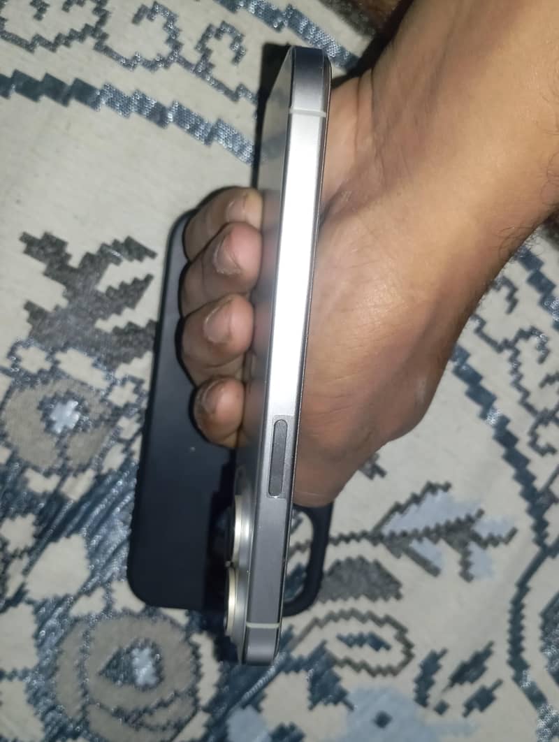 Apple iPhone 15 Pro 4