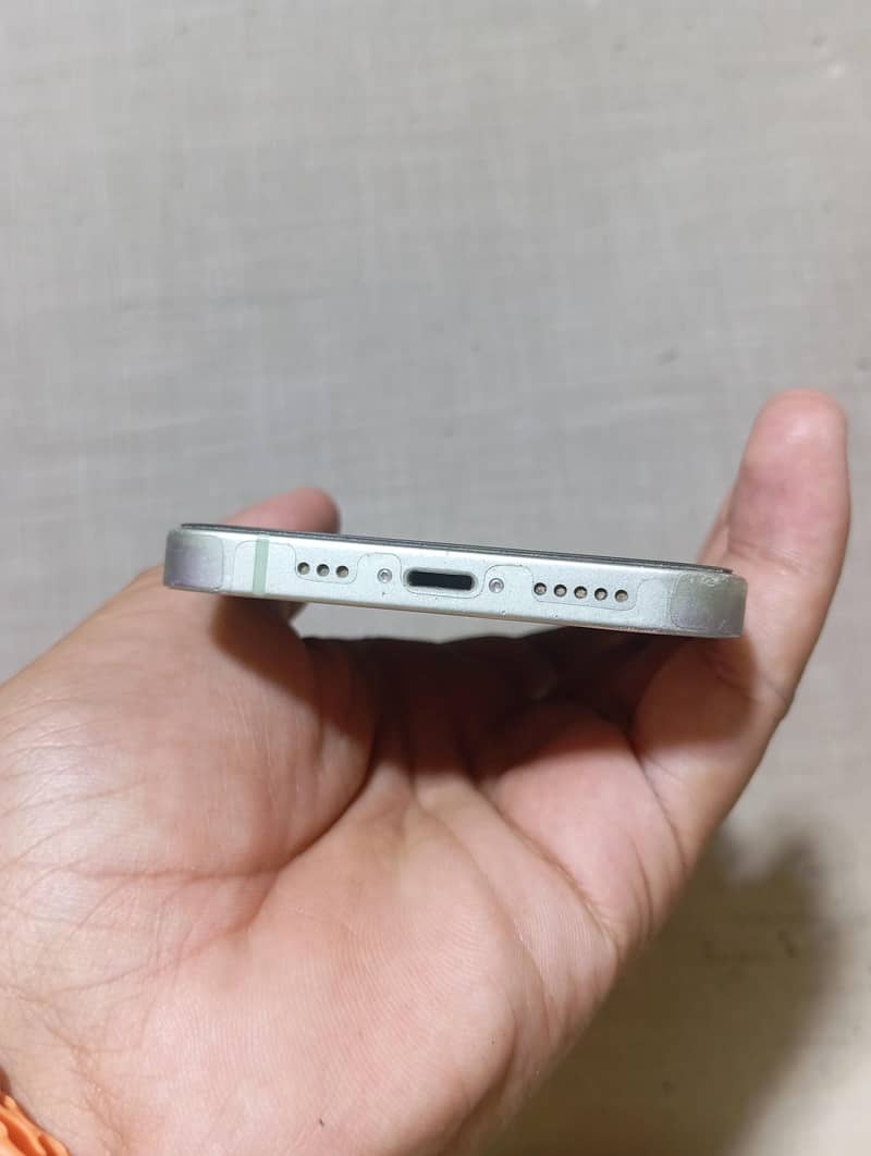 Apple iPhone 12 4