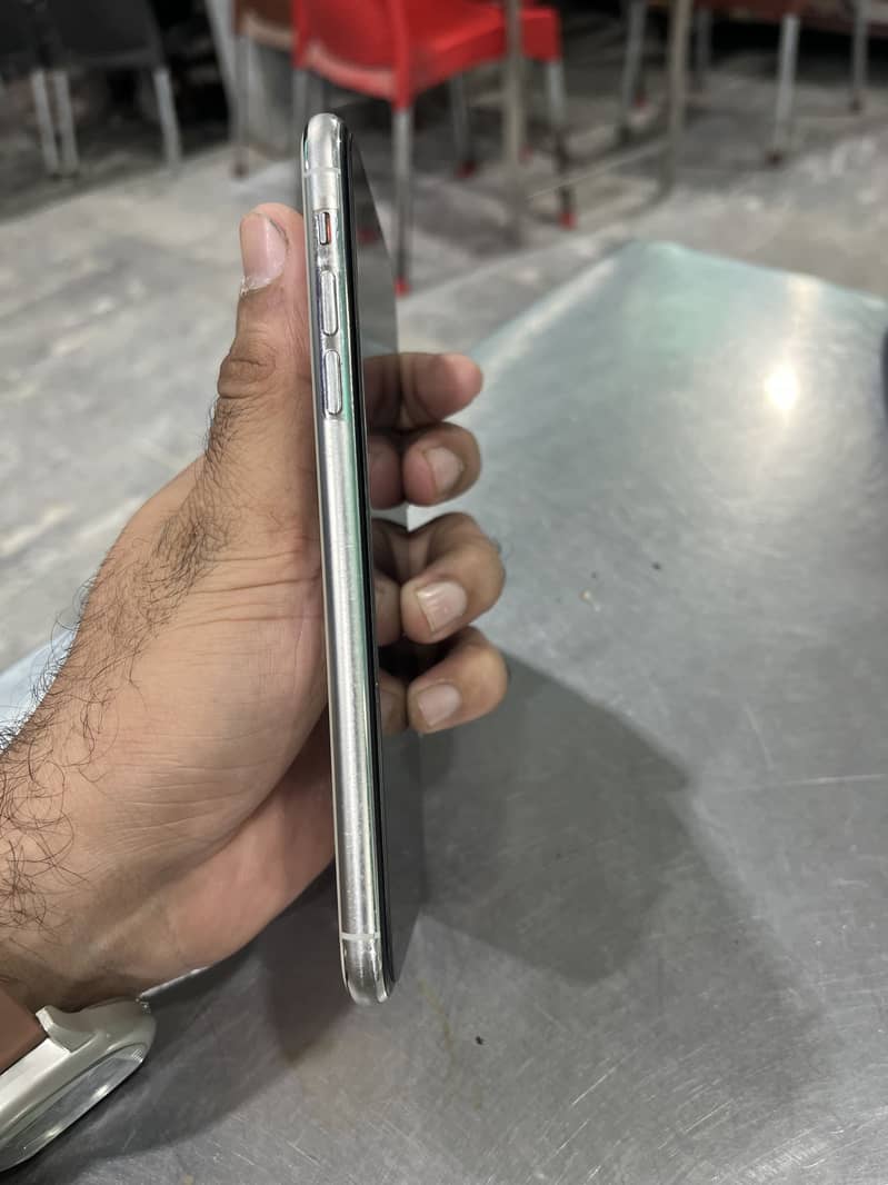 Apple iPhone 11 Pro Max 2
