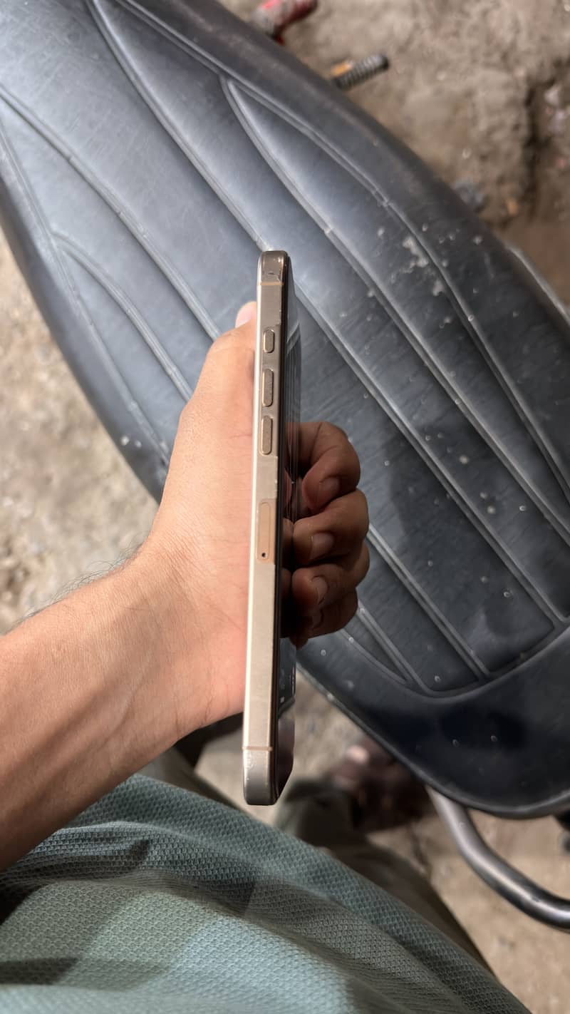 Apple iPhone 16 Pro Max 2