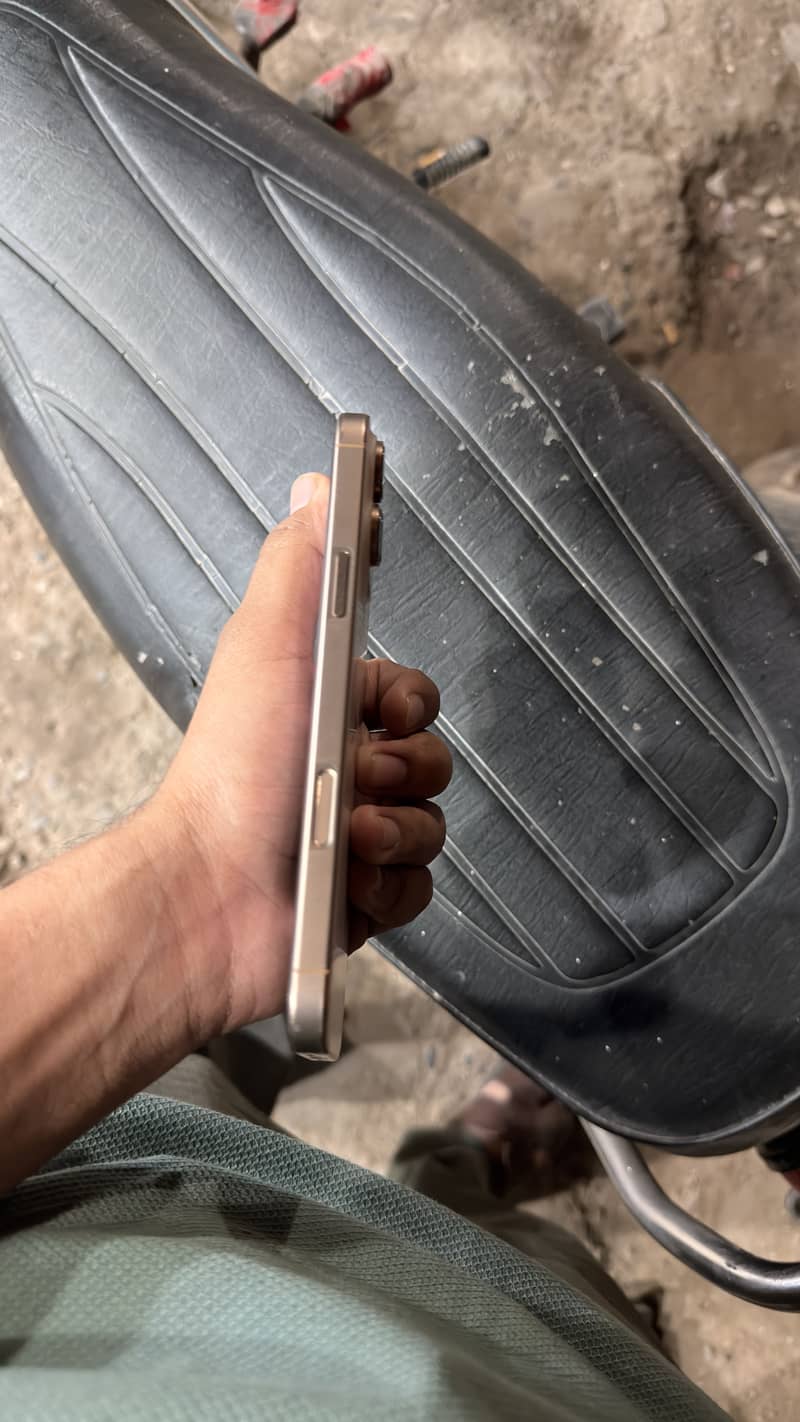 Apple iPhone 16 Pro Max 3
