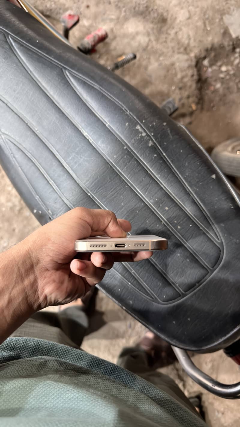 Apple iPhone 16 Pro Max 4