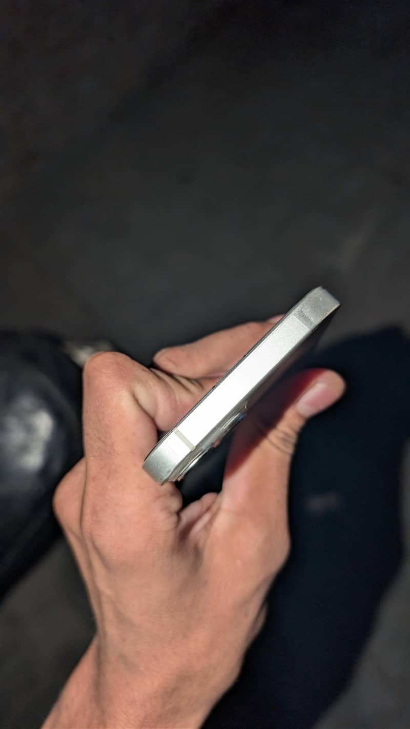 Apple iPhone 13 4