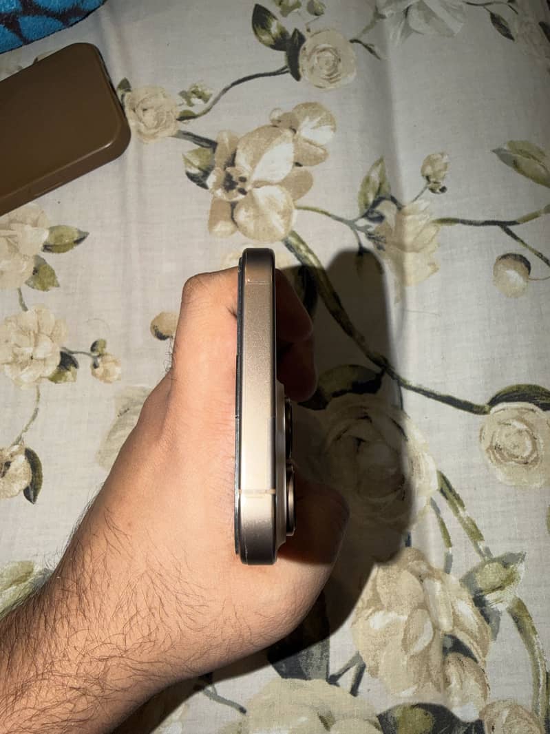 Apple iPhone 16 Pro Max 3